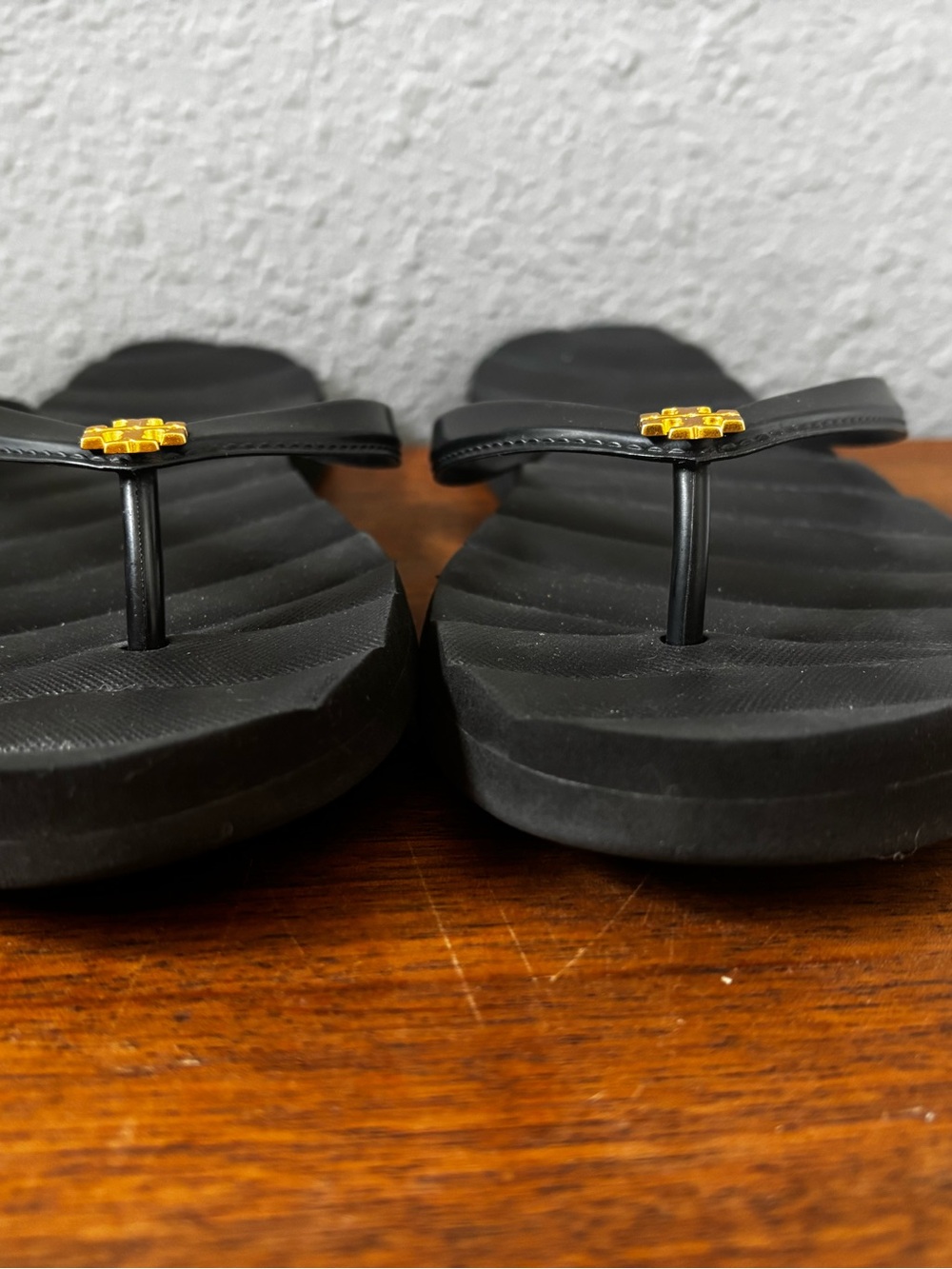 Tory Burch Kira flip-flop sandals in perfect black and gold (9) - Picture 7 of 11